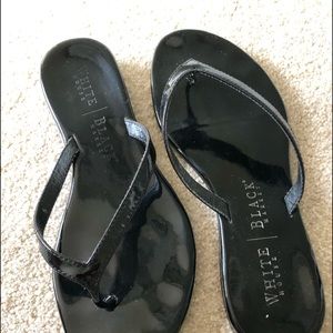Black & White Market black patent flip flops size 6